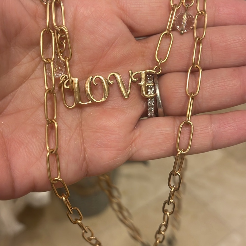 Chic Gold 'LOVE' Pendant Necklace